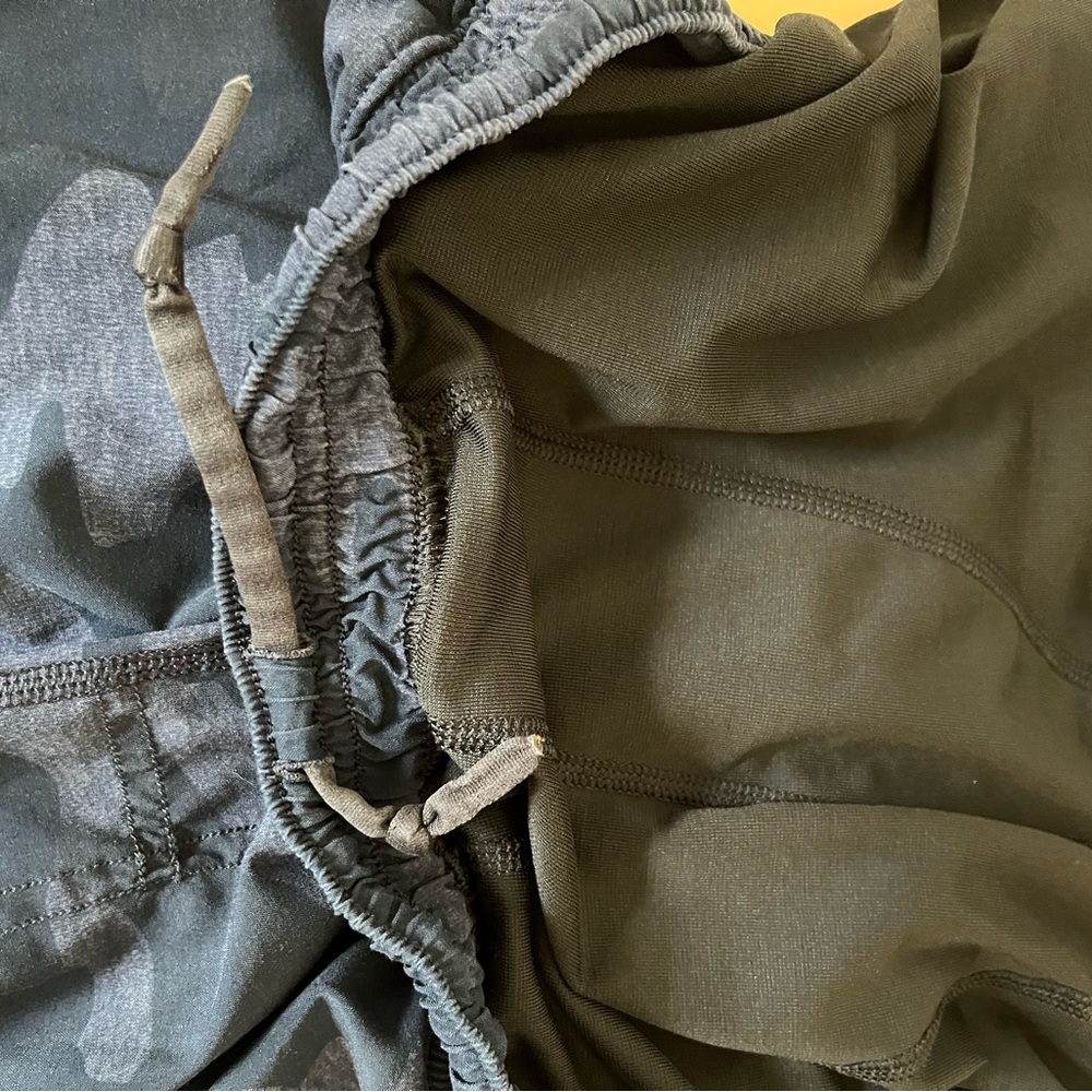 lululemon athletica Navy Camouflage Men's Athletic Shorts medium - Picture 5 of 5